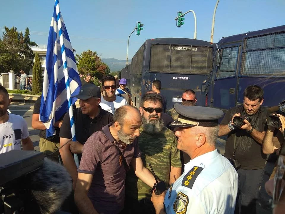 Aνεπιθύμητος! «Η Μακεδονία είναι ελληνική, Τσίπρα προδότη κομιτατζή» – «Ανένδοτος αγώνας» πατριωτών κατά Αλέξη – Αστυνομικό μπλόκο στους Μακεδόνες
